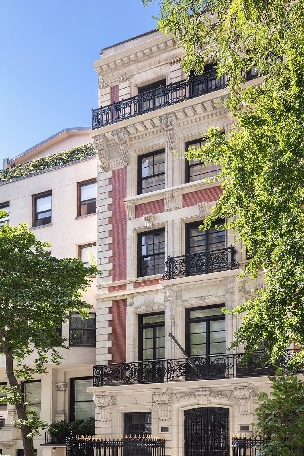 2 E 82nd St, New York, NY 10028