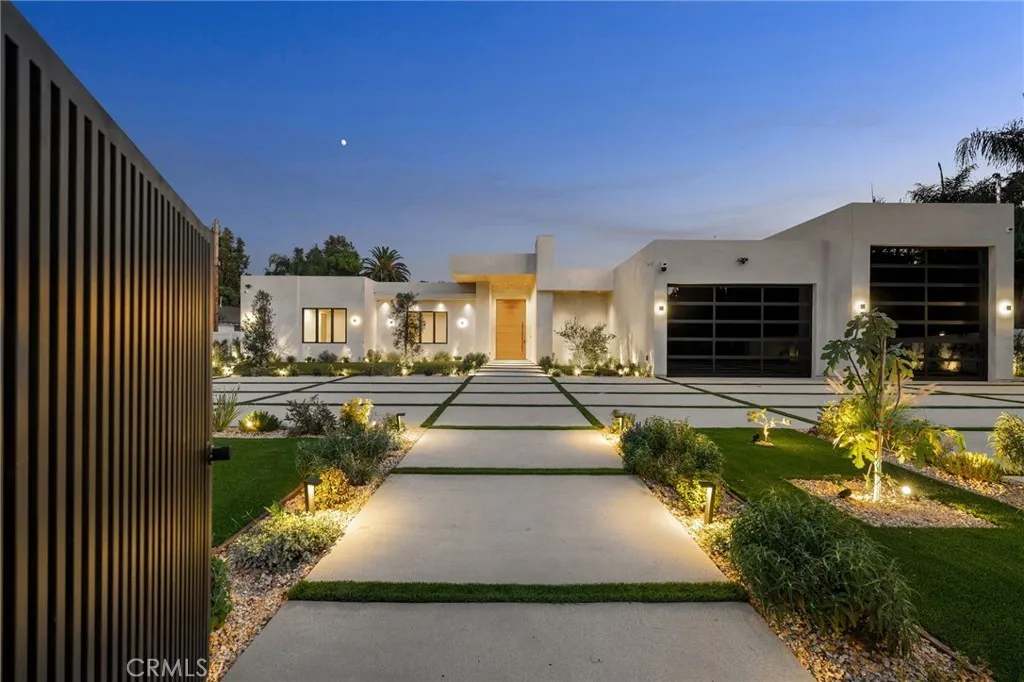22924 Erwin St, Woodland Hills, CA 91367