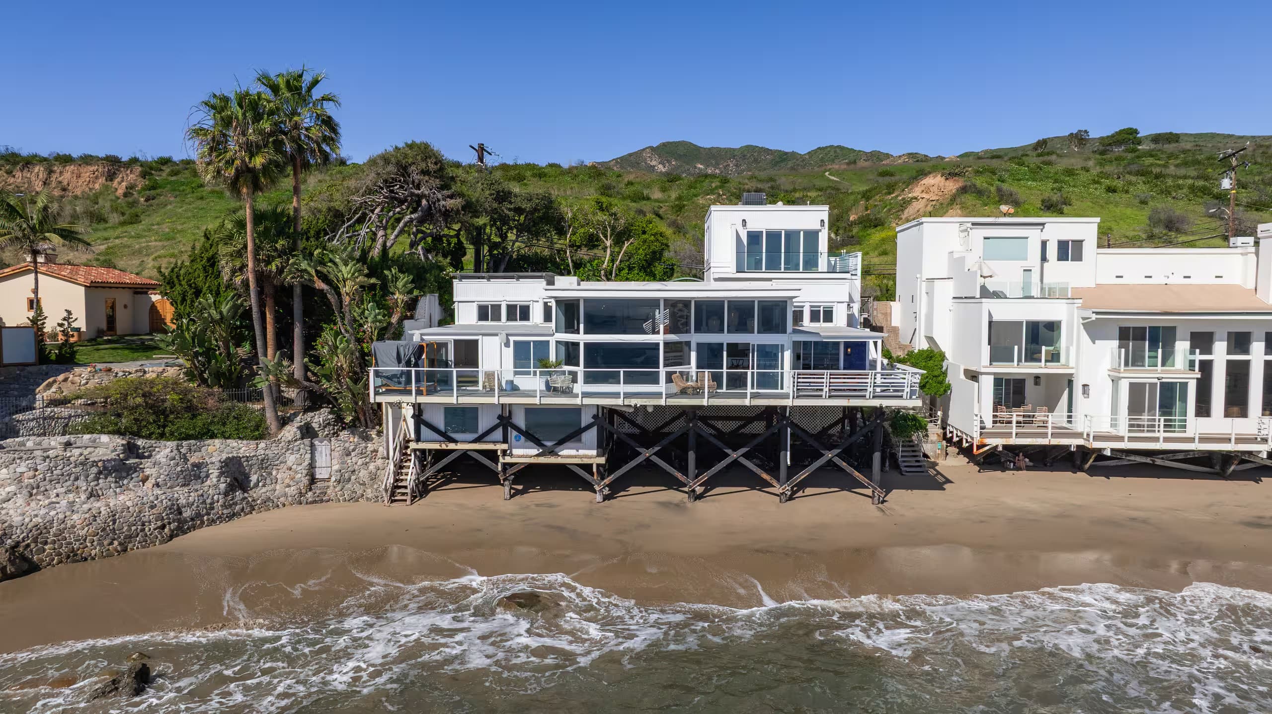 Malibu Beachfront House with Unrivaled Ocean Views