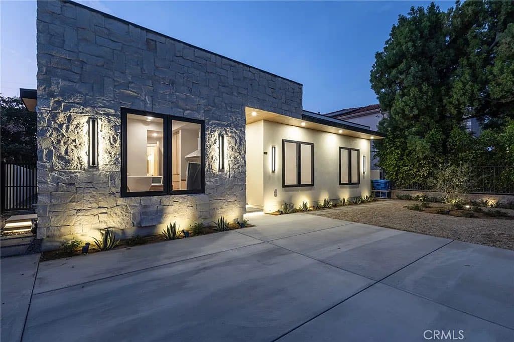 5205 Etiwanda Ave, Tarzana, CA 91356