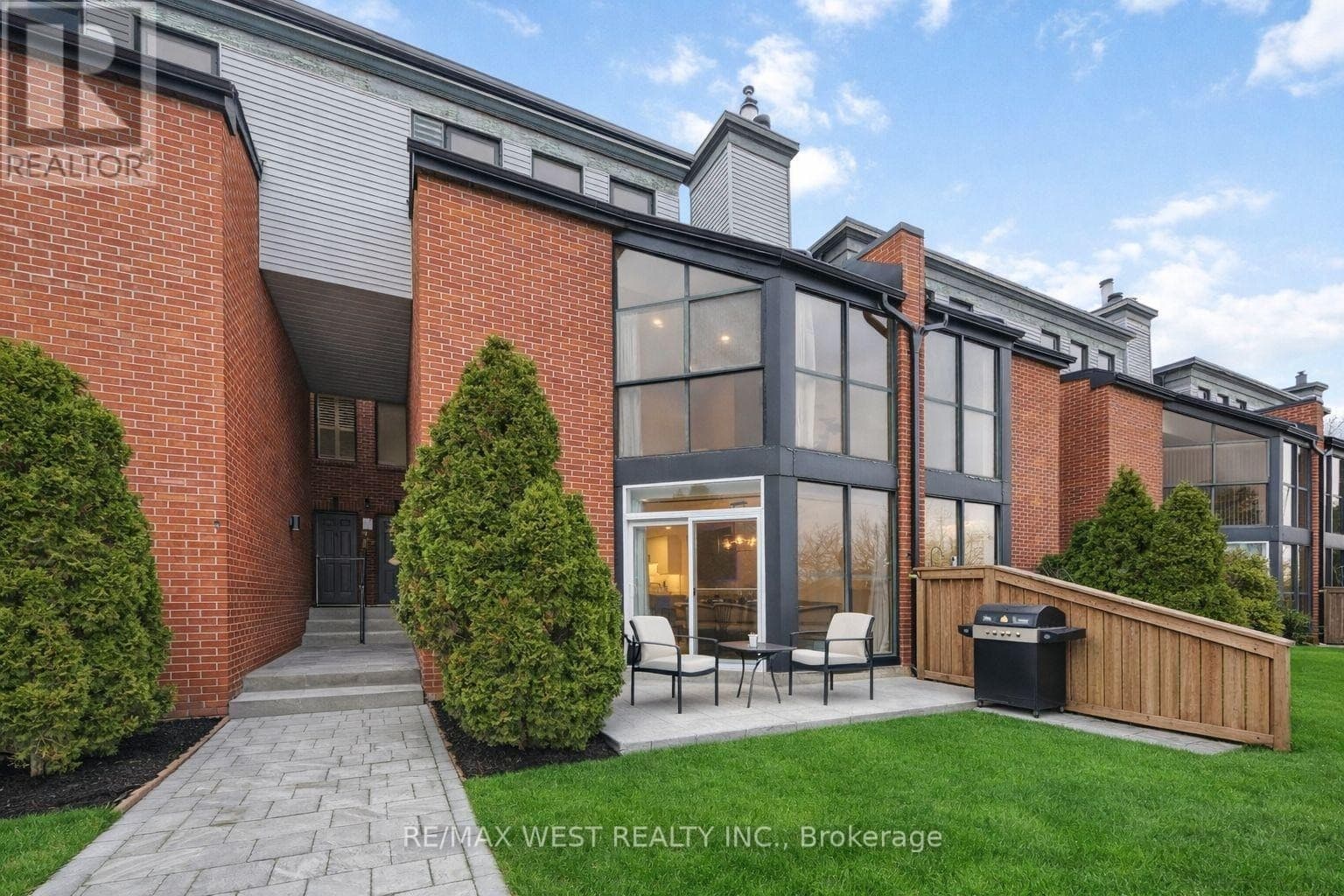 TH #10 - 100 ARBORS LANE Vaughan (West Woodbridge), Ontario L4L7G4