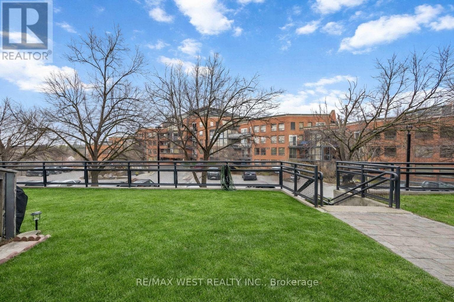 TH #10 - 100 ARBORS LANE Vaughan (West Woodbridge), Ontario L4L7G4