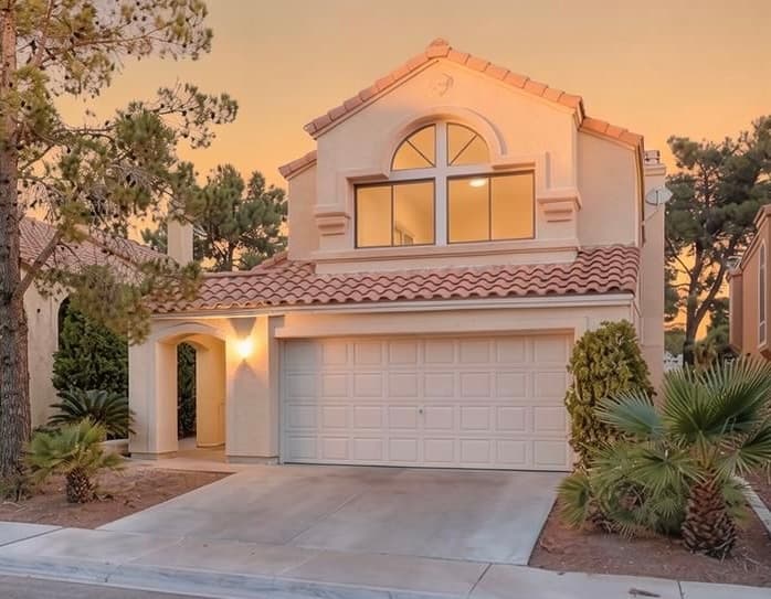 Las Vegas House: Pool, Lake Access, Modern Luxuries
