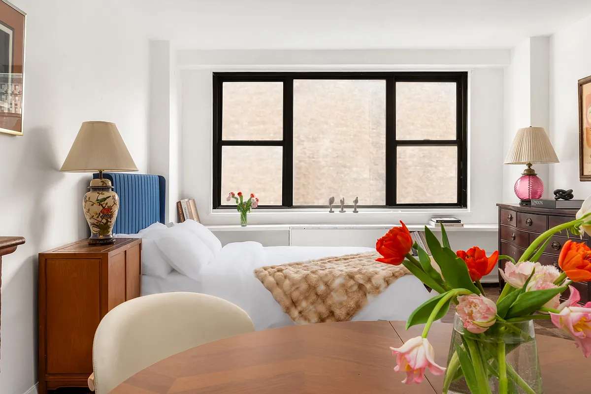 A Rare Oversized Studio in the Heart of Union Square