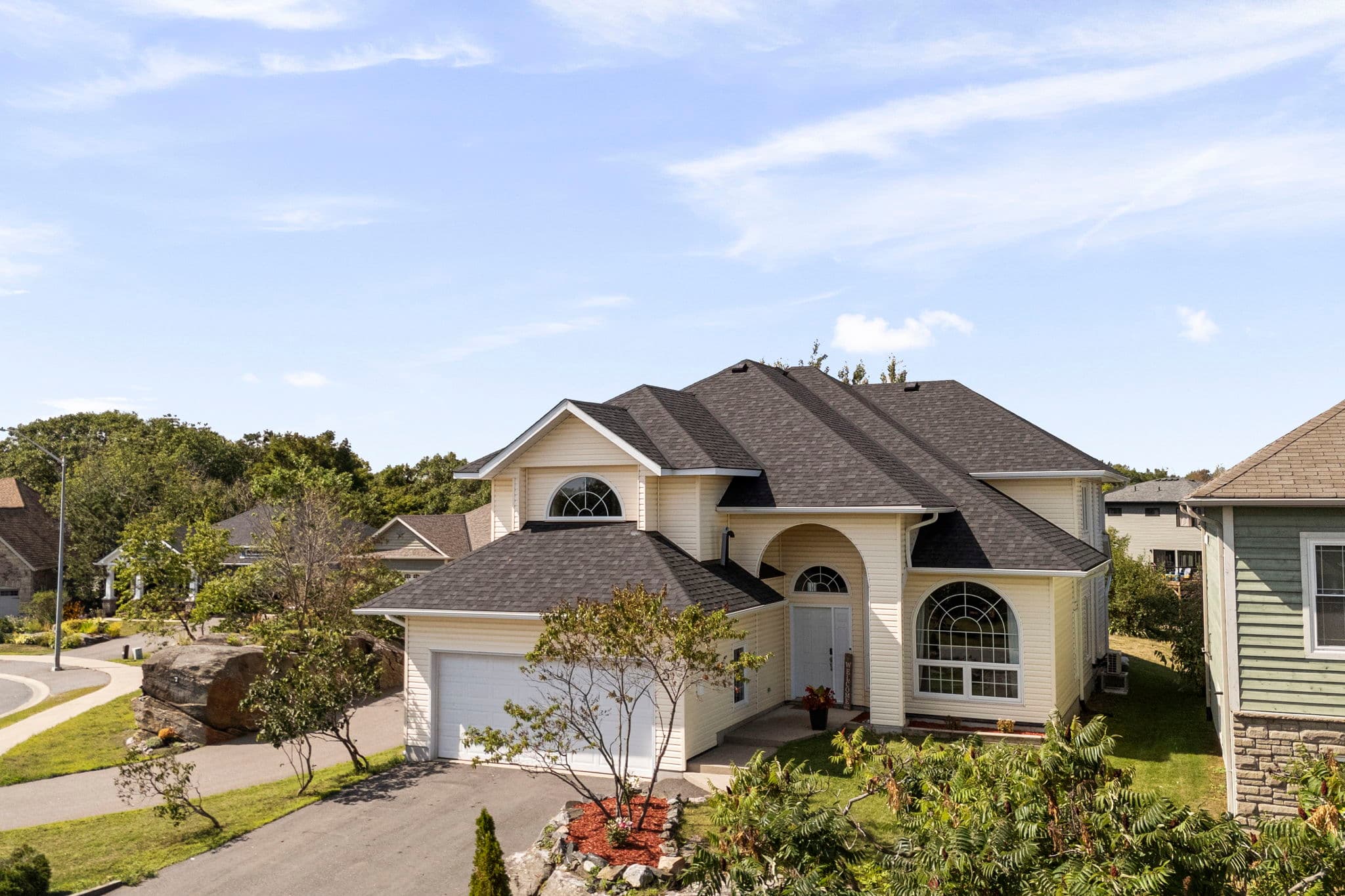 Soaring Ceilings, Five Beds, Move-In Ready in Parry Sound