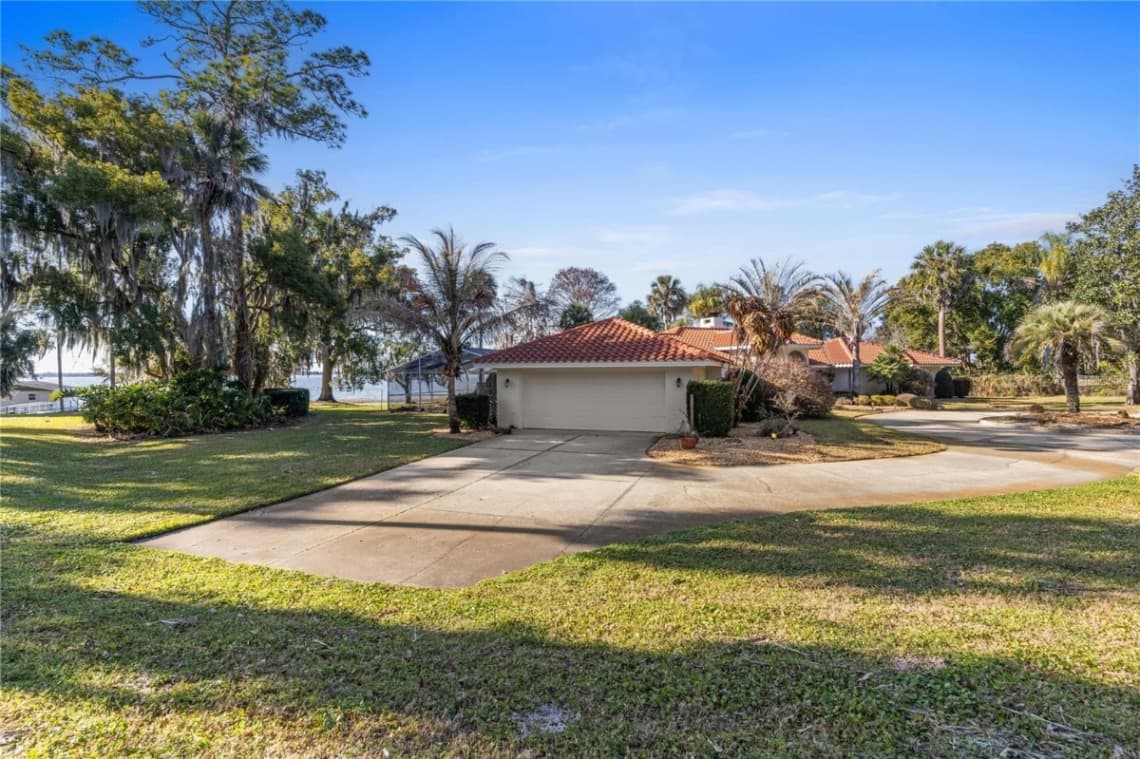 6136 Dora Dr, Mount Dora, FL 32757