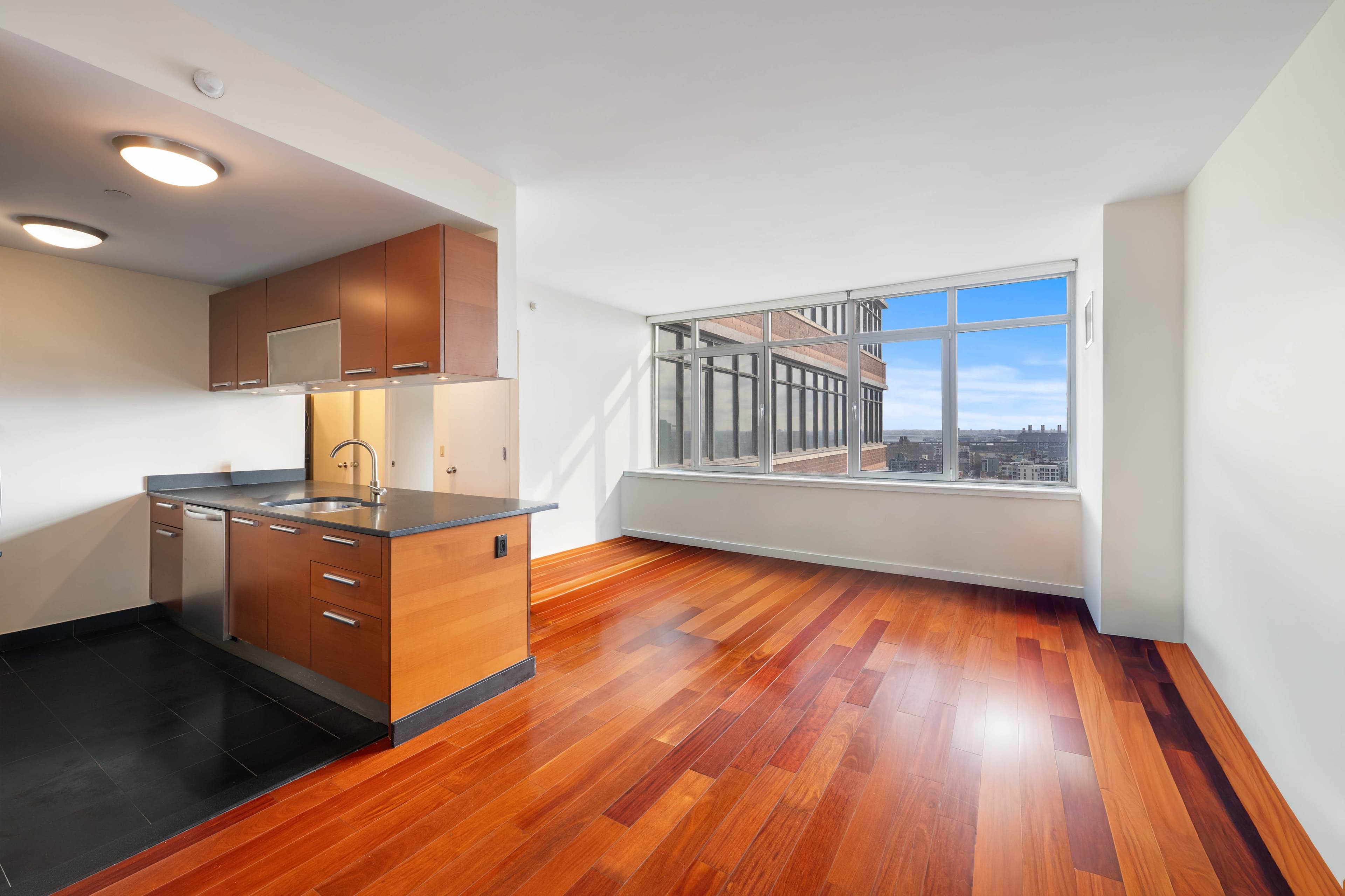 Fabulous on Fifth- One Bedroom Condo in Full Service Luxury Building