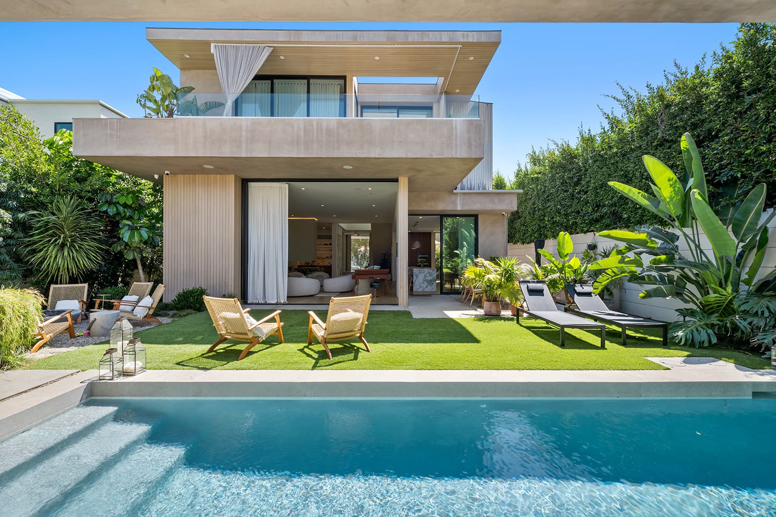 Extraordinary architectural residence in one of Los Angeles' most coveted neighborhoods.