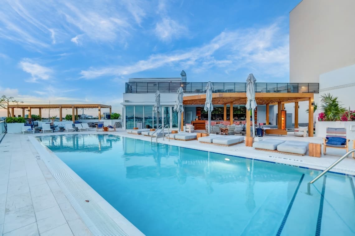 Luxury Townhome no rental restrictions - Image 1