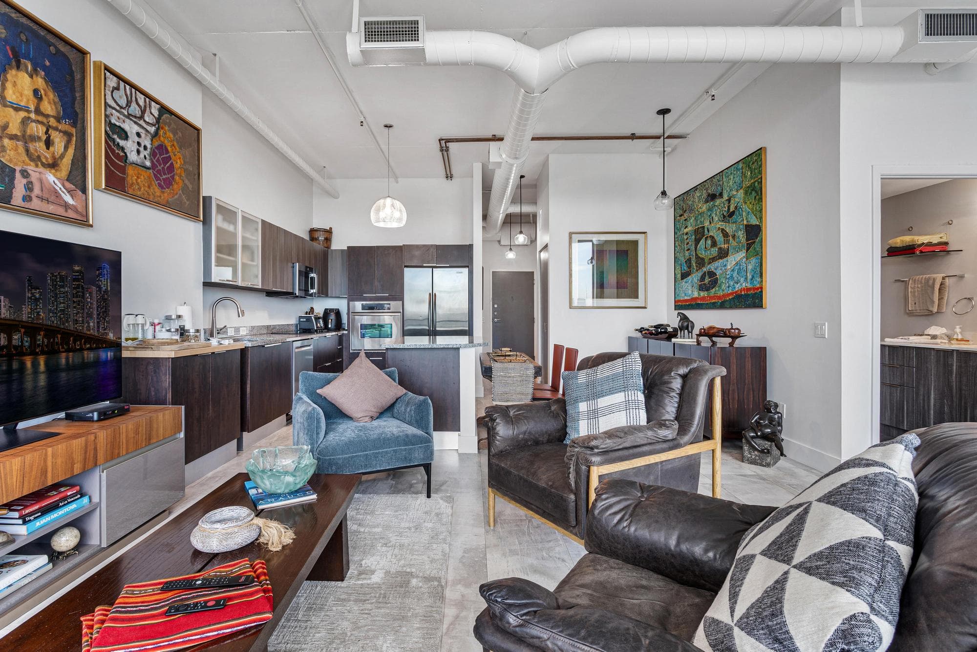 Aventura Condo: Water Views, Premium Amenities